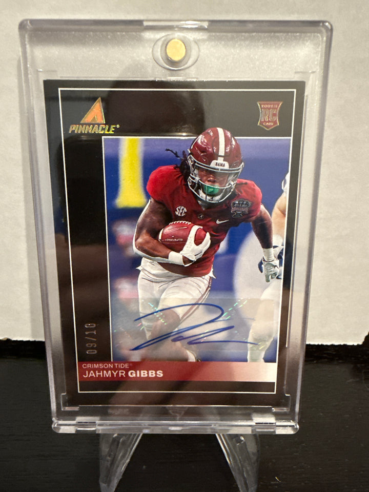 Jahmyr Gibbs 2023 Panini Chronicles Pinnacle Rookie Auto Black, 09/10