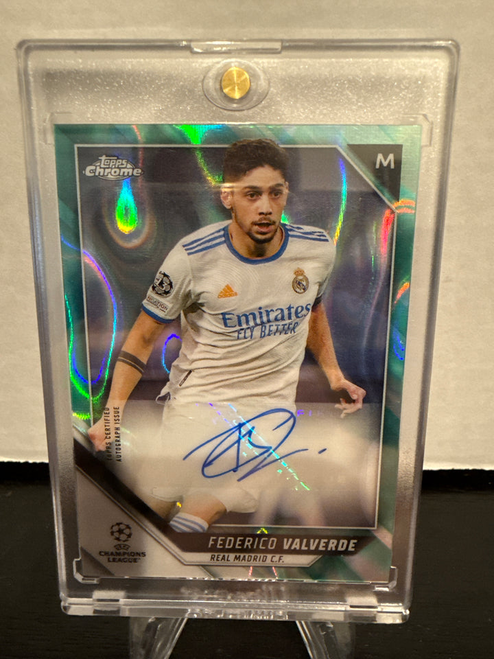 Federico Valverde 2022 Topps Chrome Champions League Green Raywave Auto